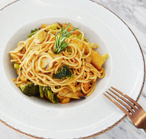 Sebzeli Tatlı Ekşi Soslu Noodle