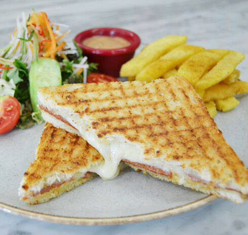 Sucuklu Kaşar Peynirli Tost