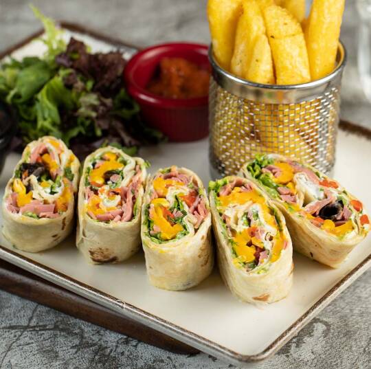 Tortilla Ekmeğinde Dolu Dürüm